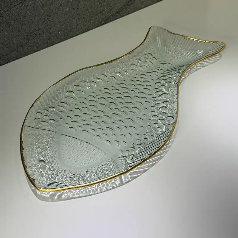 Plateau poisson en verre sculpté et liseré doré